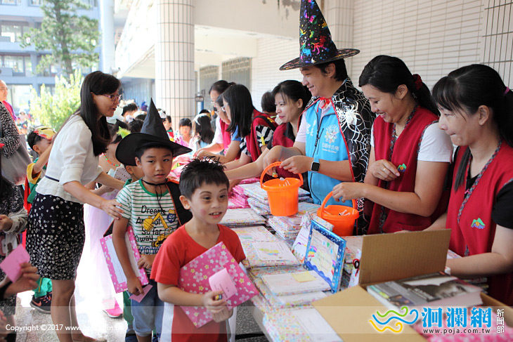 萬聖節好書閱讀交換活動，明義國小變裝好熱鬧!!