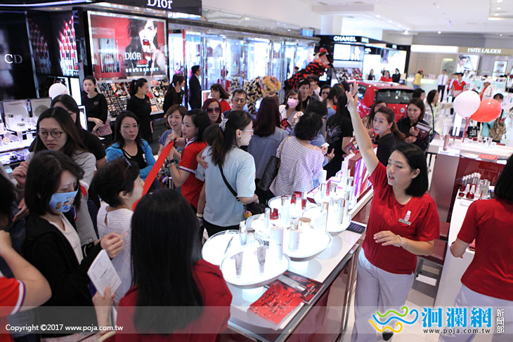 花蓮遠百週年慶開打首日搶油民眾湧現!