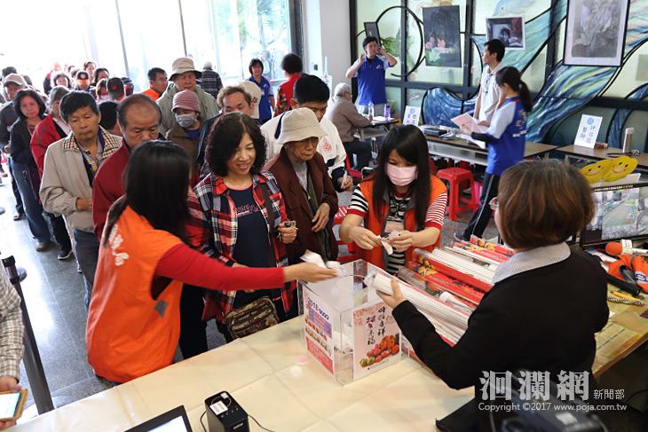 國稅局水果月曆搶手，一早排滿人龍搶兌領