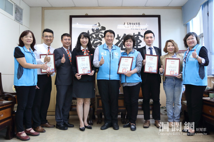 魏市長公開表揚認養路燈善心企業、人士