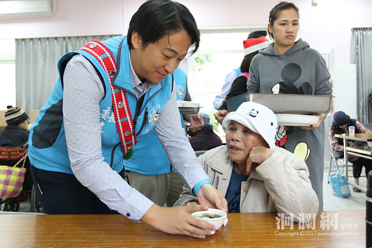 聖誕佳節前夕關懷，原住民婦女志工為部落長者煮湯