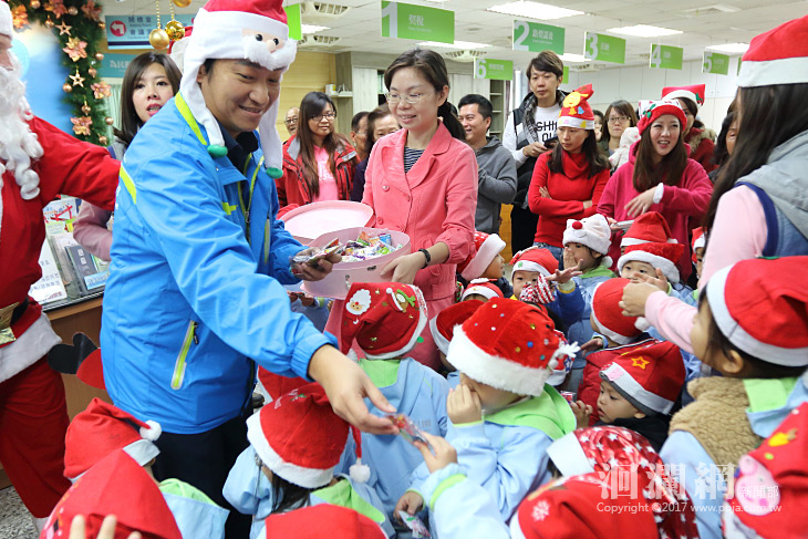 何嘉仁美語學校小朋友前往市公所報佳音