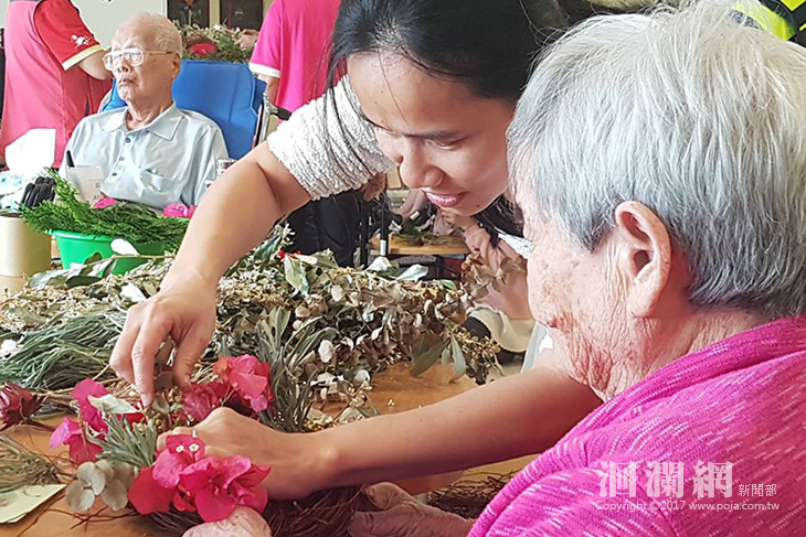 手作聖誕花圈，門諾護理之家提前歡度佳節