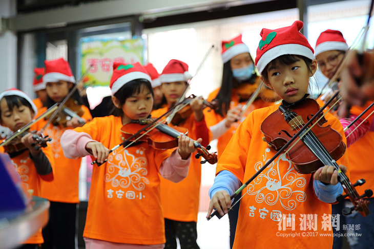 吉安國小原住民弦樂社報佳音讓鄉公所充滿過節氣