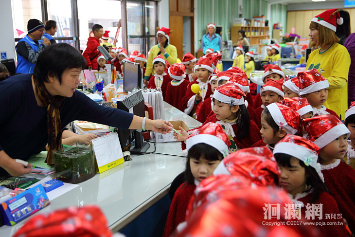 百位幼兒齊表演到吉安鄉公所散播聖誕節祝福