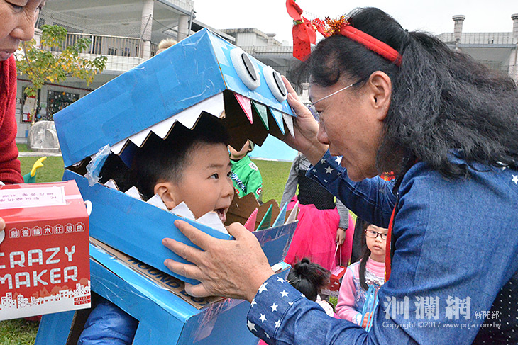 吉安鄉兒慶祝聖誕節， 踩街送祝福鄉長阿姨發禮物
