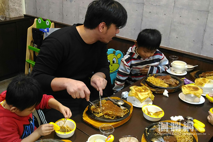 愛心牛排店家招待展望會兒童享用晚餐