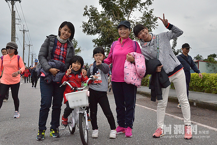 元旦升旗，黃馨帶領上千鄉親健走漫遊吉安鄉