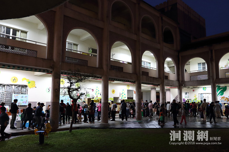 市立幼兒園變夜市，攤位琳瑯滿目