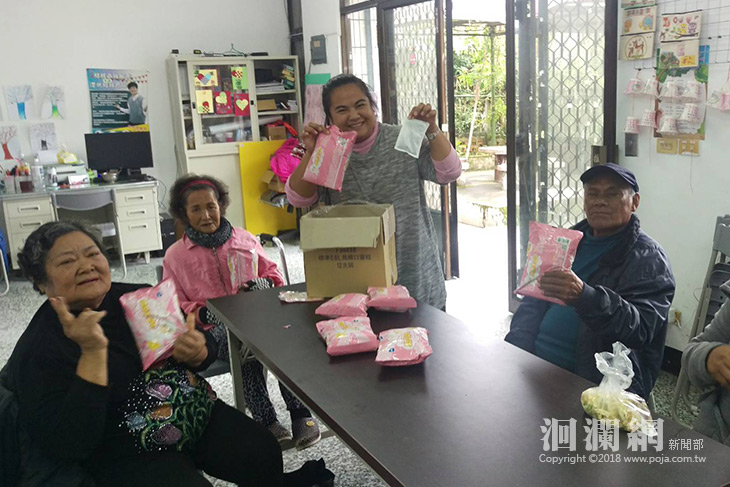 首波寒流報到，門諾贈暖暖包為長者暖身又暖心