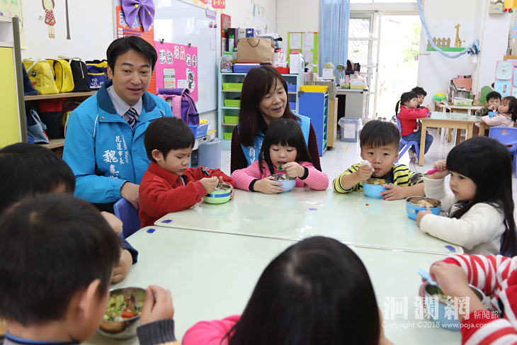 市長關心市幼學童午餐供應狀況，與小朋友一起用餐