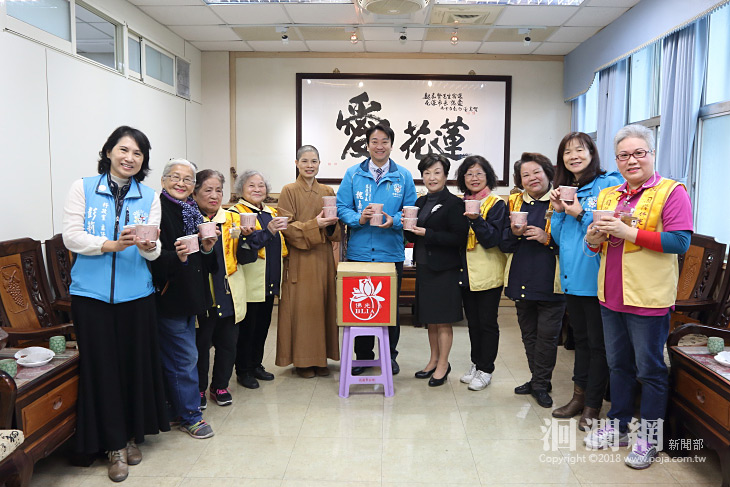 佛光山月光寺送臘八粥與市公所及民眾結善緣