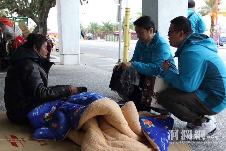 寒流發威，魏市長贈脖圍關懷街友