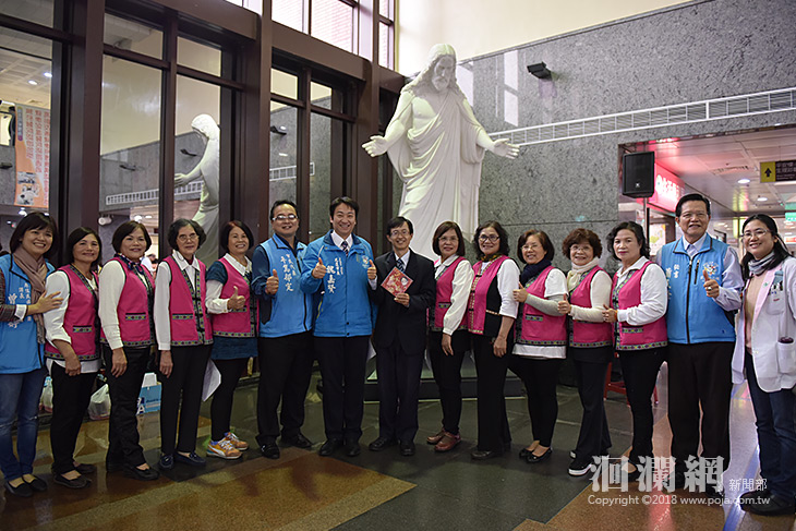 原住民婦女幹部唱詩歌賀新年，魏市長門諾醫院贈春