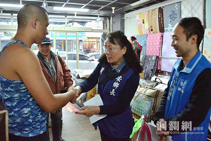 母逝17歲學生扛家計拍賣寢飾，黃馨致贈關懷金呼籲