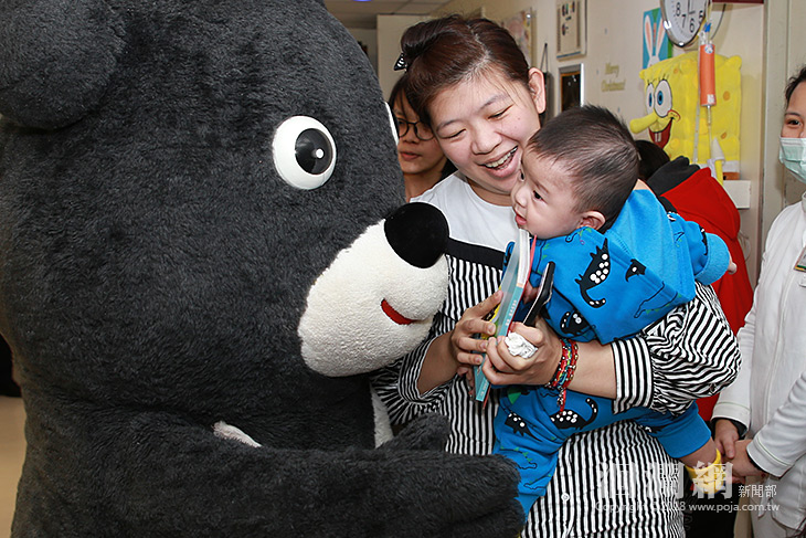 熊讚低調現身門諾，兒童病房洋溢歡笑聲