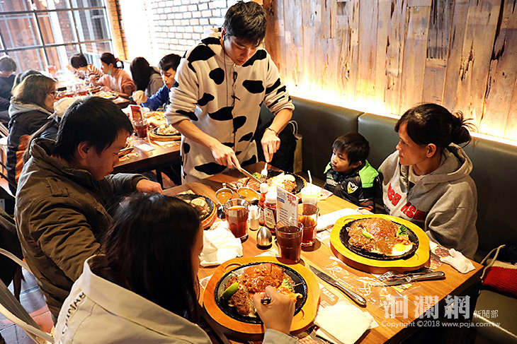 世展農曆年前圍爐訪視受災家庭、發放關懷慰問金