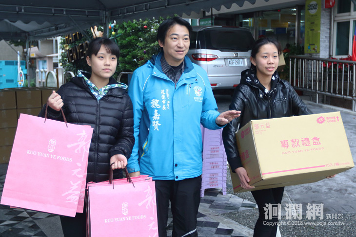 農曆春節前夕松成號捐贈禮盒給兒少家庭與社福機