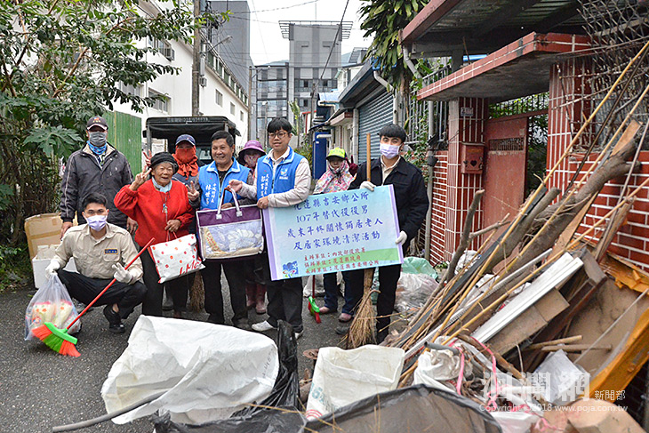 吉安鄉公所替代役關懷鄉內獨居老人協助清潔環境