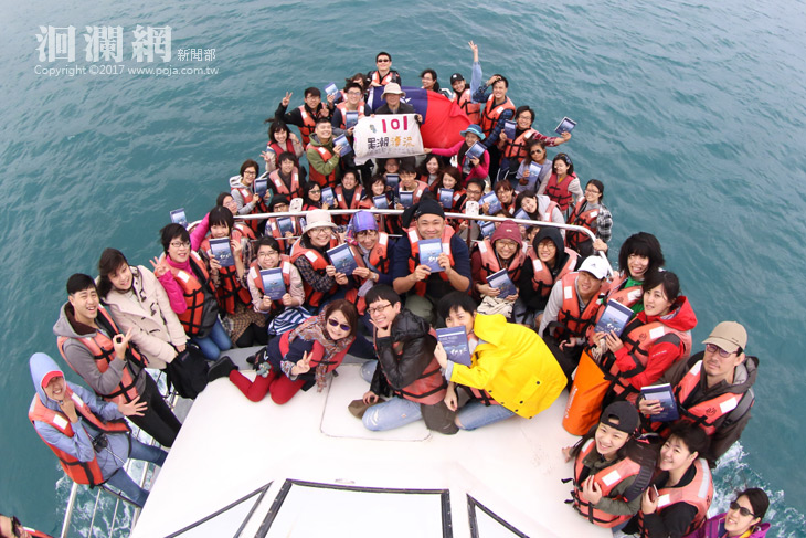 海洋作家廖鴻基搭船帶著讀者在黑潮簽書