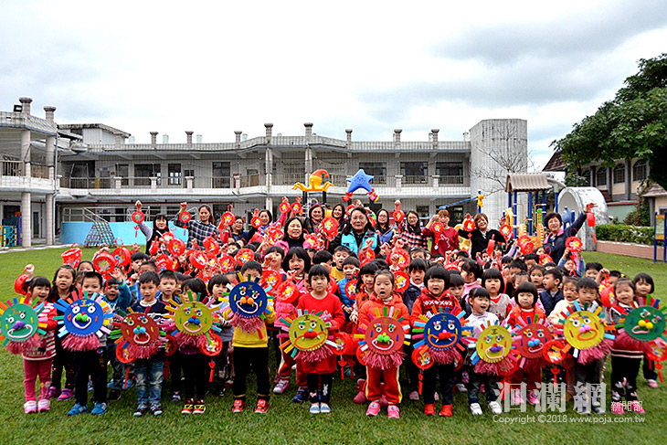 鄉長贈花燈一起和吉安鄉幼小朋友慶元宵