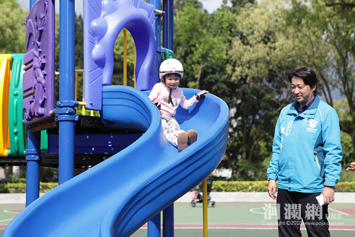 林芥公園遊樂設施完工擄獲孩童的心