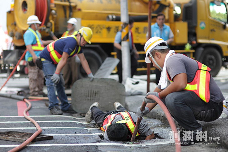 中山路搖蚊多，清潔隊派員清溝滅蚊