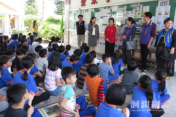 慶祝婦幼節張懷文偕同民間愛心社團前往各校致贈