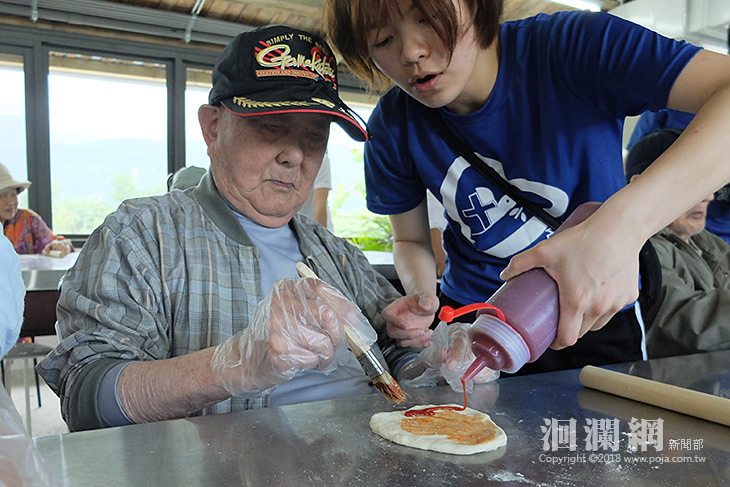 護家長輩披薩DIY，爺爺吃盡滿口幸福味