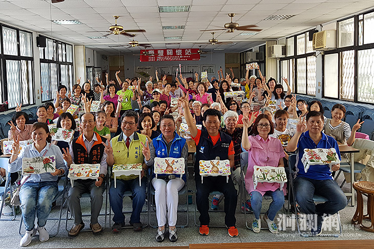 吉安近百位長者動手製作蝶谷巴特原木椅