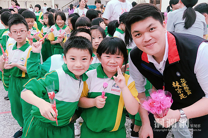 林宗昆議員與國小童寫卡片感謝媽媽