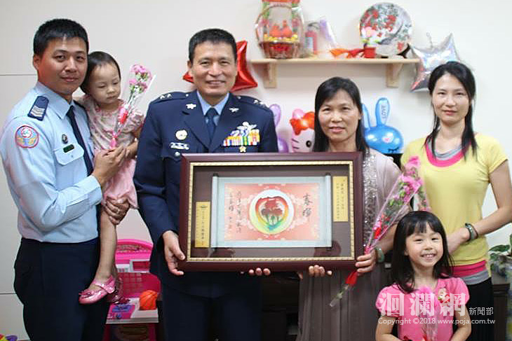 空軍教準部指揮官表揚模範母親