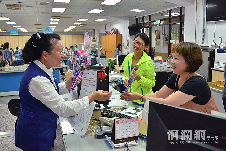 吉安鄉長贈康乃馨，祝工作同仁母親節快樂