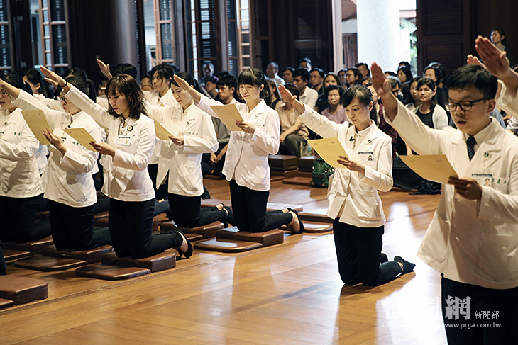 珍惜健康誓願守護生命，慈大第二十屆醫學生授袍典