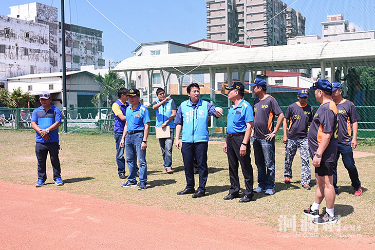 後憲荷松協會認養大本壘球場魏嘉賢頒發感謝狀