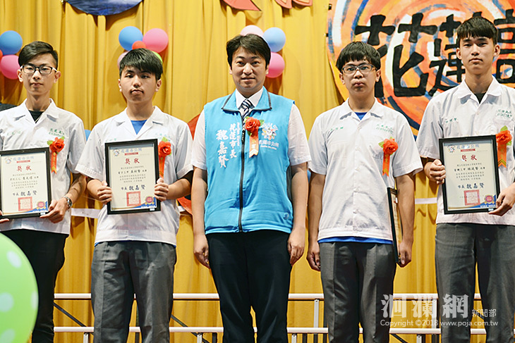 魏市長以花工傑出校友身分出席畢典頒獎