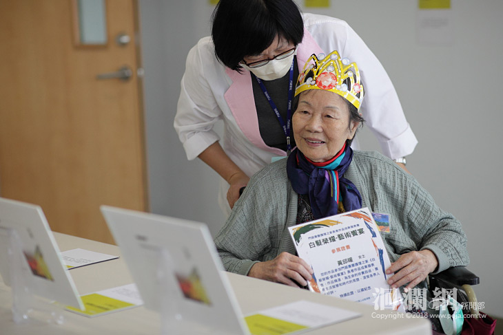 白髮榮耀創作展，道盡護家長者的人生故事