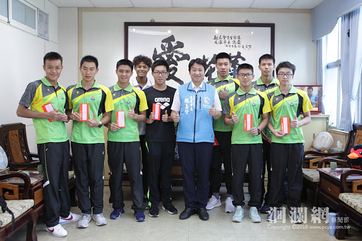 花蓮市公所獎勵運動績優選手，魏市長頒發獎金