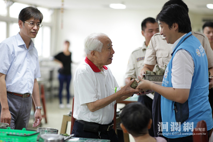 提前慶端午，魏市長到東區老人之家探望老長輩