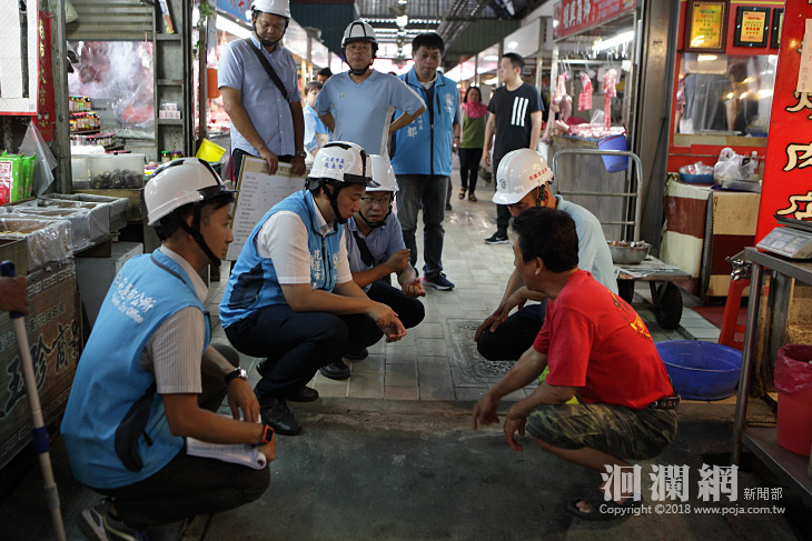 中華市場豬肉攤走道改善，提高地板防滑係數曾強排
