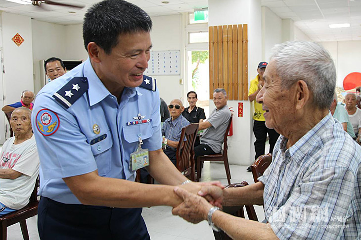 空軍教準部指揮官前往榮民之家探慰退員袍澤