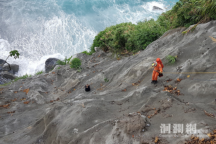 女計程車司機撿拾皮包滑落蘇花山崖