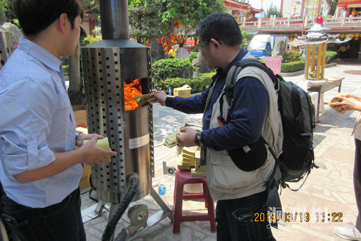 民眾試燒環保金爐.JPG