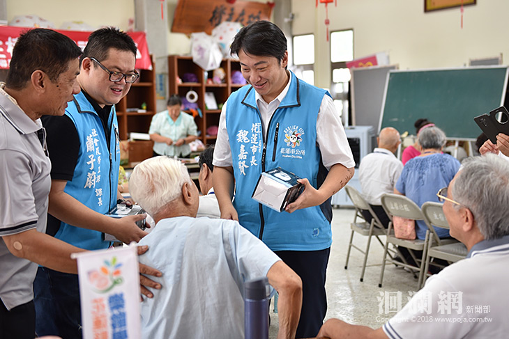 父親節將至，魏市長至各福氣發贈父親節禮物