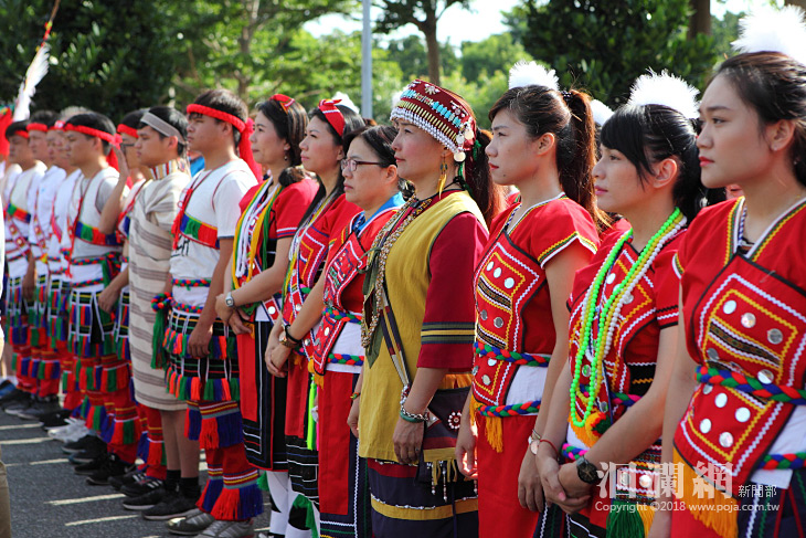 原住民族日穿上族服參加八月份升旗典禮