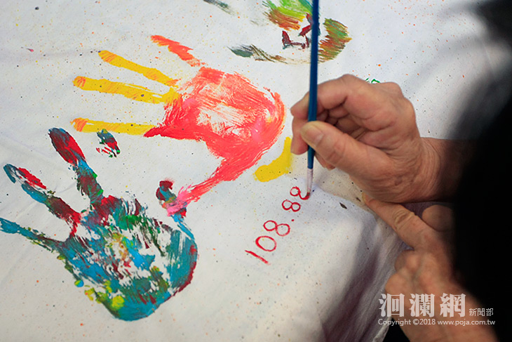 慶父親節，門諾辦彩繪愛的T shirt贈病友