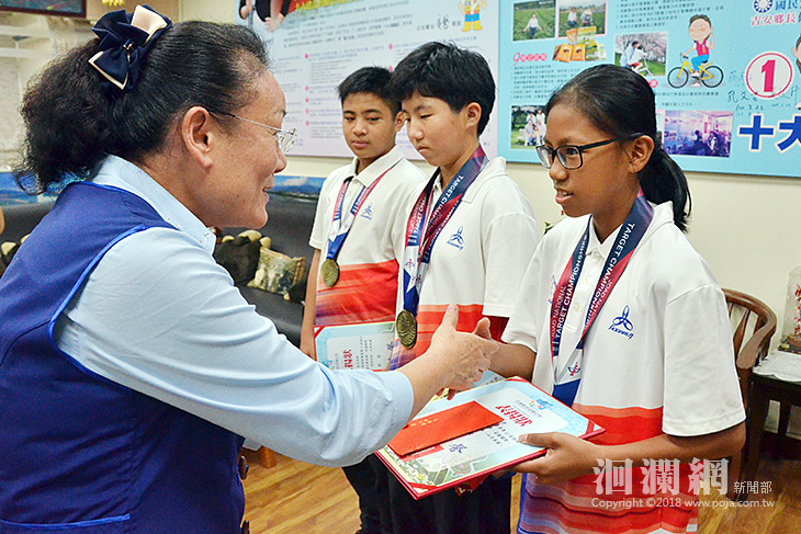 吉安國小射箭隊赴美得金，黃馨頒獎表揚