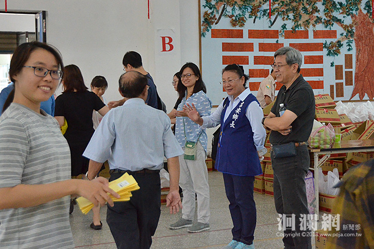 黃馨關心秋節物資發放，鄉公所投入人力支援