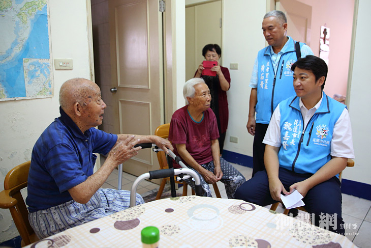 花蓮市長前往百歲人瑞家中致贈重陽禮金