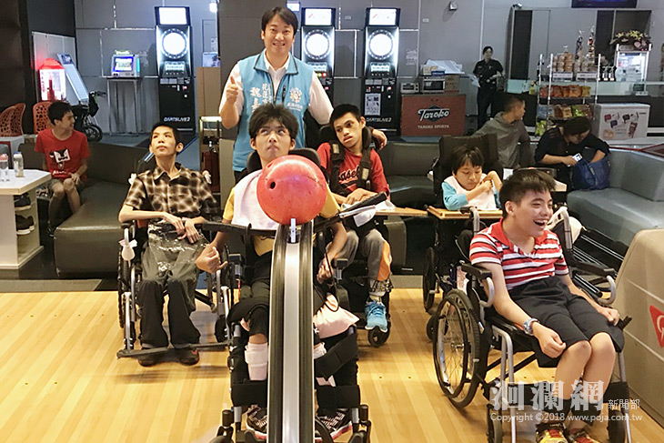 體育會邀請弱勢打保齡球，魏市長到場鼓勵同樂